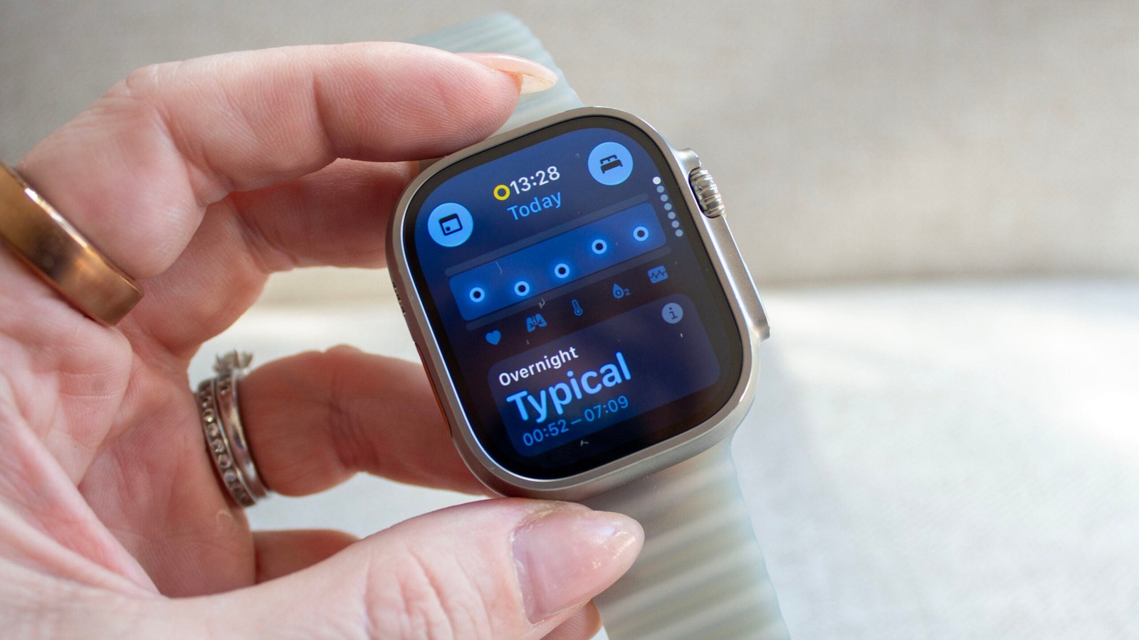 Ночная сводка приложения «Основные показатели» на экране Apple Watch Ultra 4 Ночная сводка приложения «Основные показатели» на экране Apple Watch Ultra 4