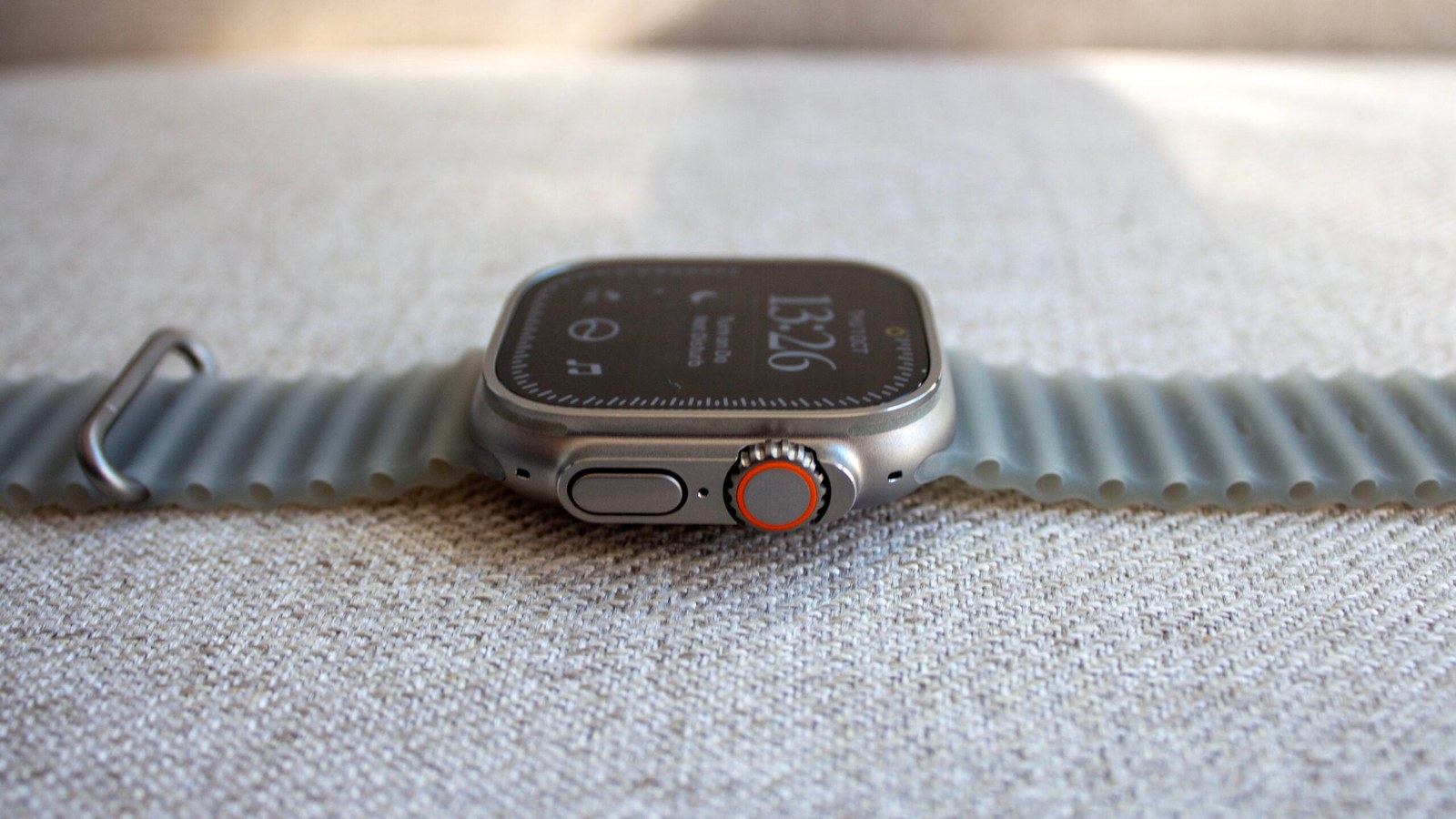 Колёсико Digital Crown с оранжевым кантом на Apple Watch Ultra 4 Колёсико Digital Crown с оранжевым кантом на Apple Watch Ultra 4