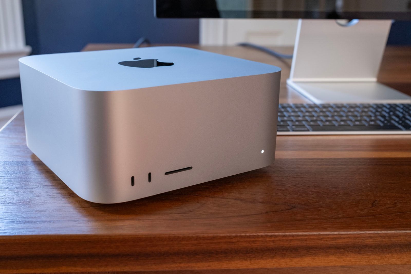 Apple Mac Studio 2026 с чипом M5 Ultra на рабочем столе Apple Mac Studio 2026 с чипом M5 Ultra на рабочем столе
