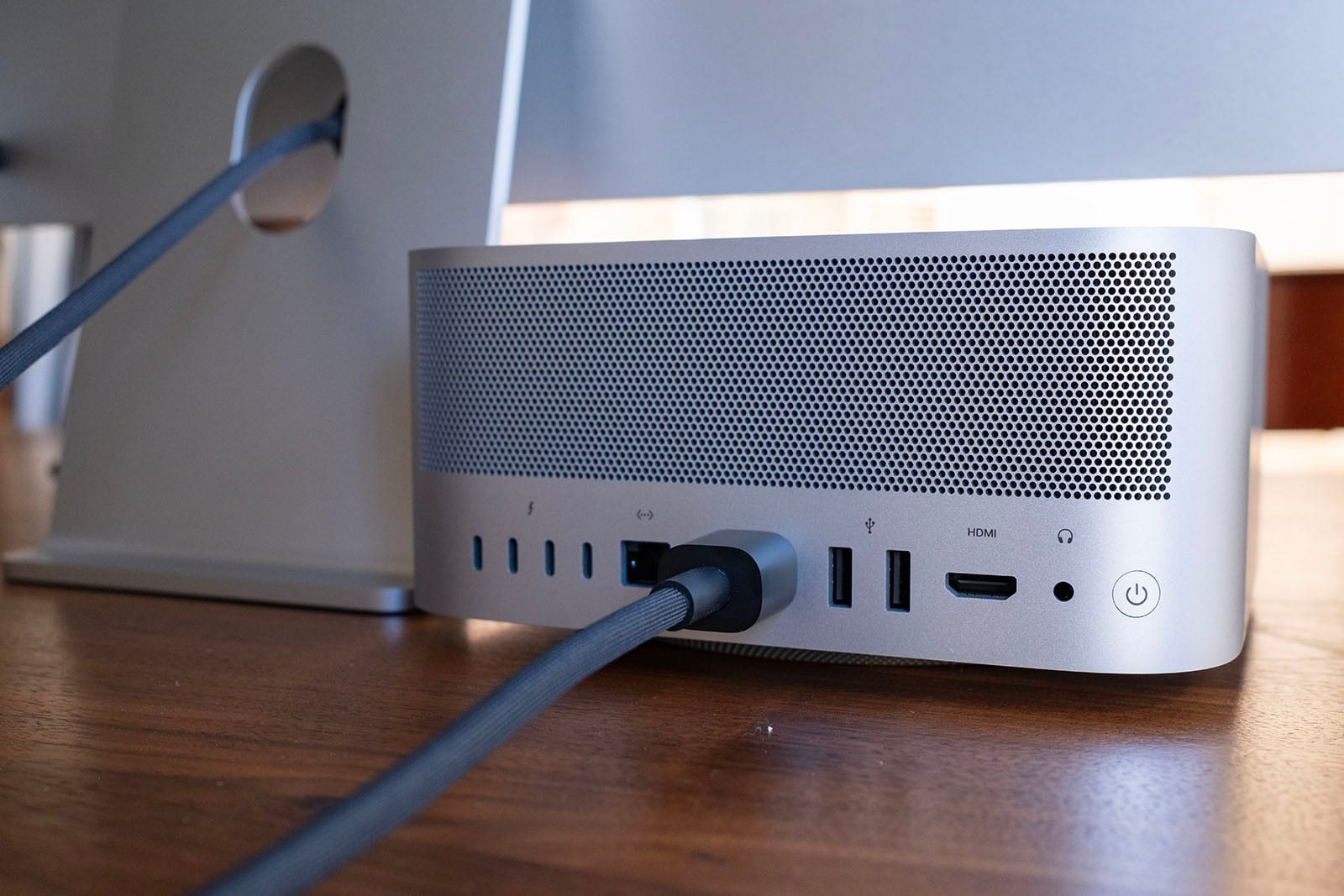 Порты на задней панели Mac Studio 2026: Thunderbolt 5, 10-гигабитный Ethernet, USB-A и HDMI Порты на задней панели Mac Studio 2026: Thunderbolt 5, 10-гигабитный Ethernet, USB-A и HDMI