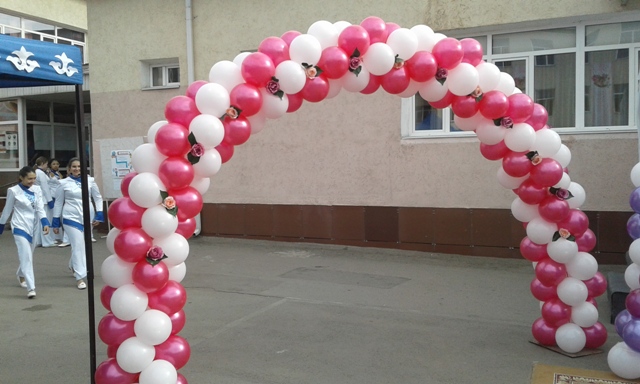 Арка_на_выпускной_с_цветами.jpg