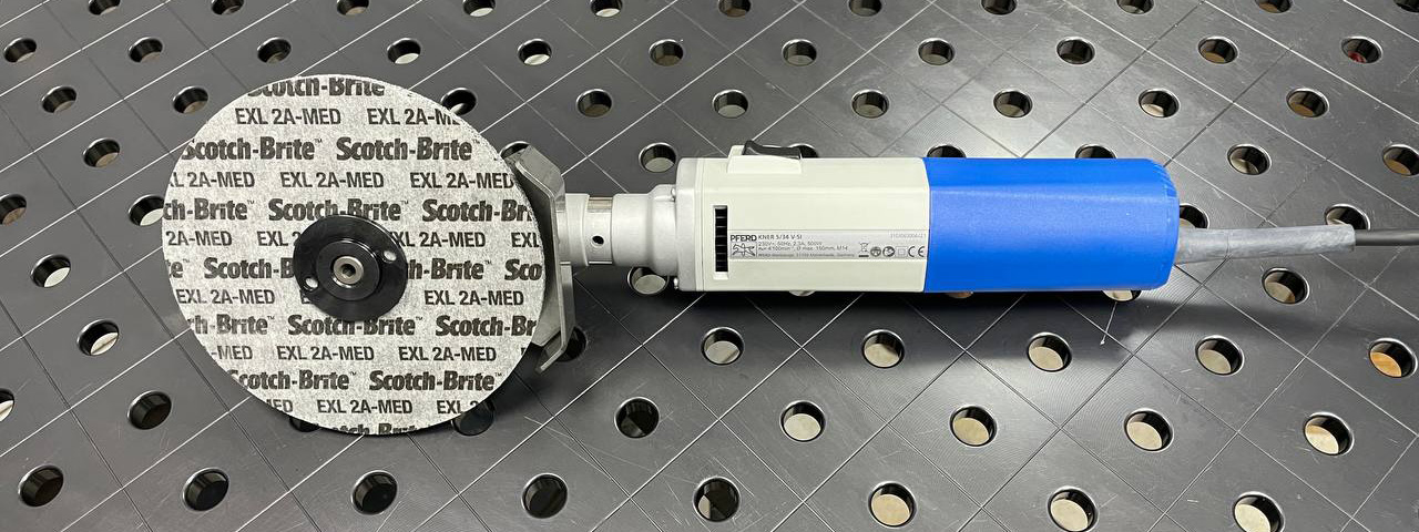 На инструмент установлен круг 3М Scotch-Brite EXL 2A-MED.jpg