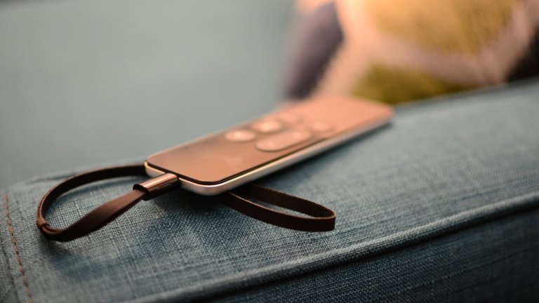 Apple TV Remote MQGE2 - Пульт для плеера Apple TV.