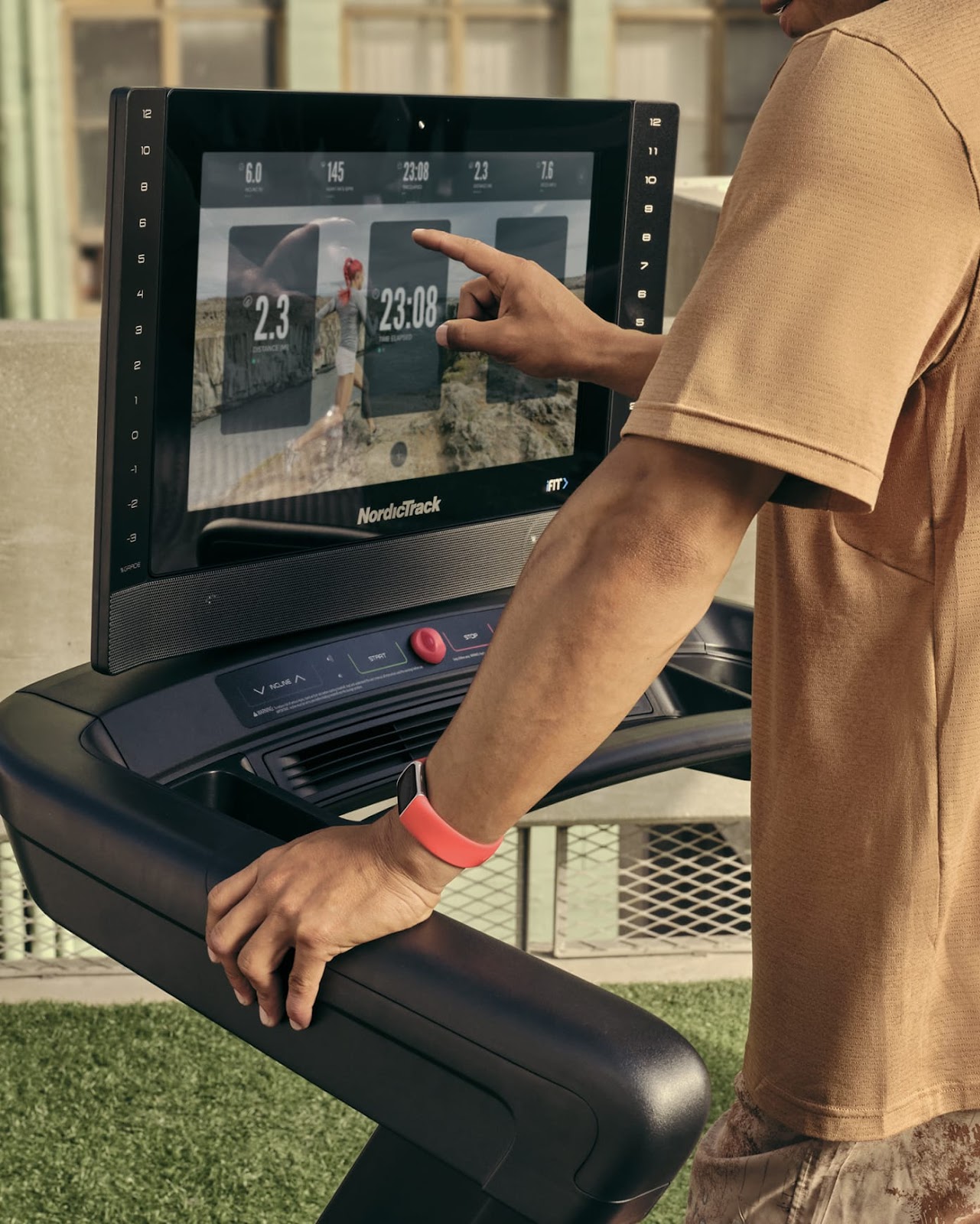 Fitbit Charge 6 подключён к беговой дорожке