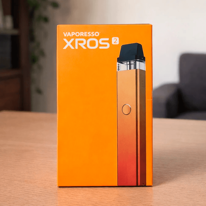 Коробка Xros 2 стоит на столе Коробка Xros 2 стоит на столе