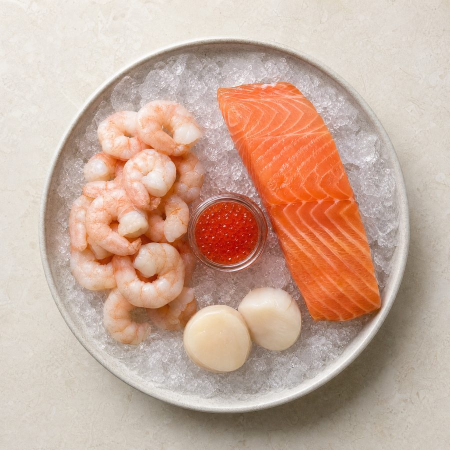 Рыба и морепродукты: креветки, форель, икра