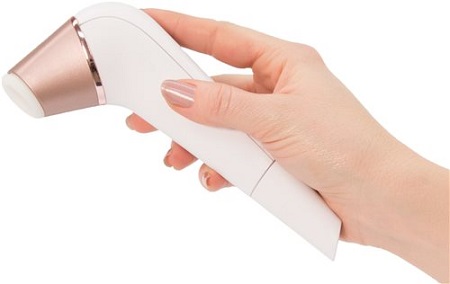 Вакуумно-волновой стимулятор Satisfyer 2 Next Generation, у девушки в руке