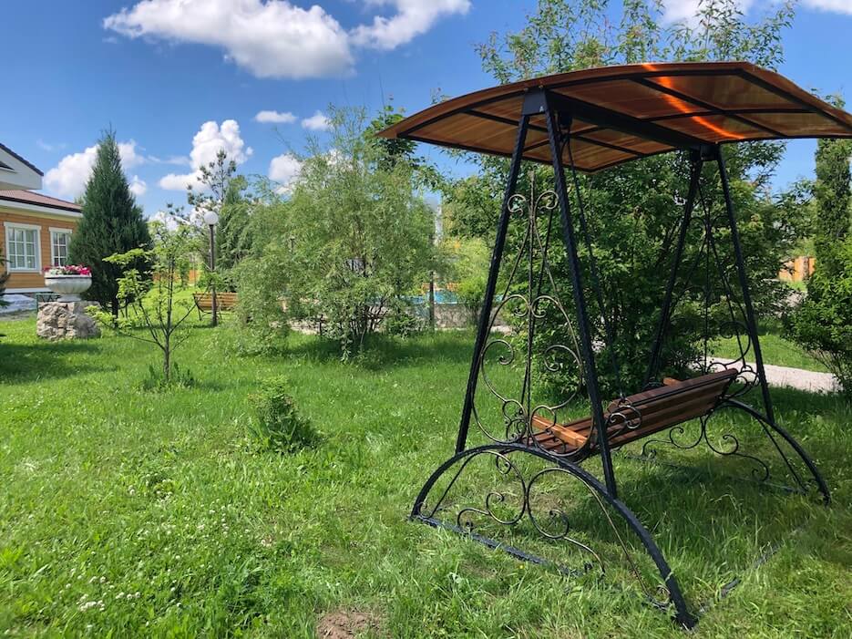 Качели возле Общественного центра в "Романовском Парке"