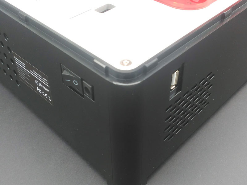 Вход питания и переключатель на задней панели, а также USB-вход сбоку