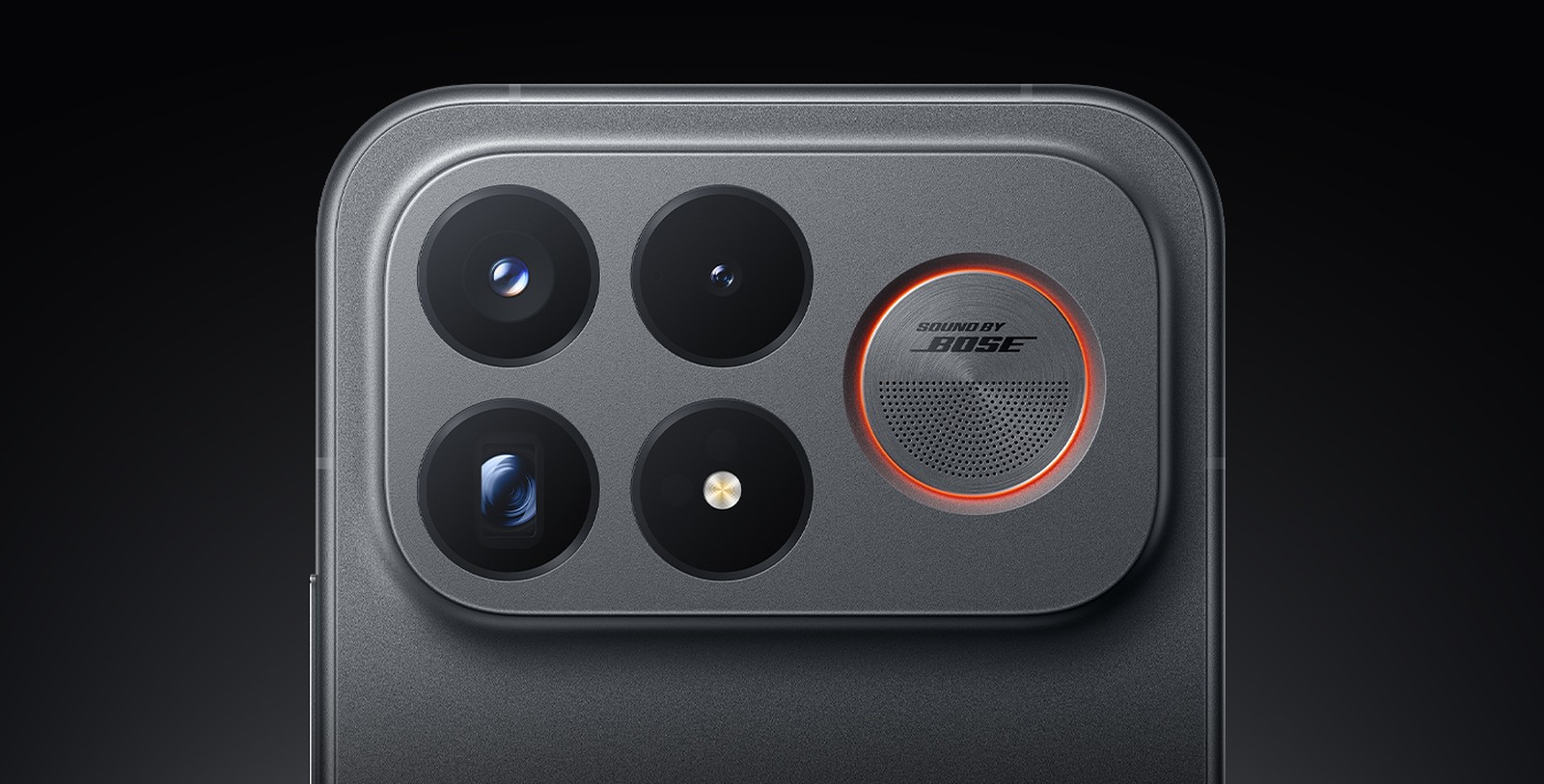 Подсветка вокруг сабвуфера Bose на задней панели Poco F9 Ultra Black — официальное фото Poco Подсветка вокруг сабвуфера Bose на задней панели Poco F9 Ultra Black — официальное фото Poco