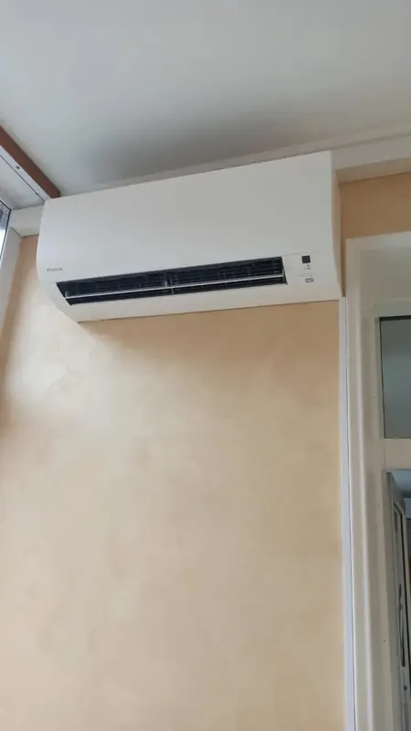 Кондиционер Daikin в комнате с декоративной штукатуркой