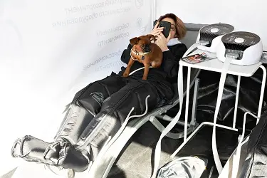 Необычный гость на стенде MaxMassage MaxMassage на соревнованиях по бегу