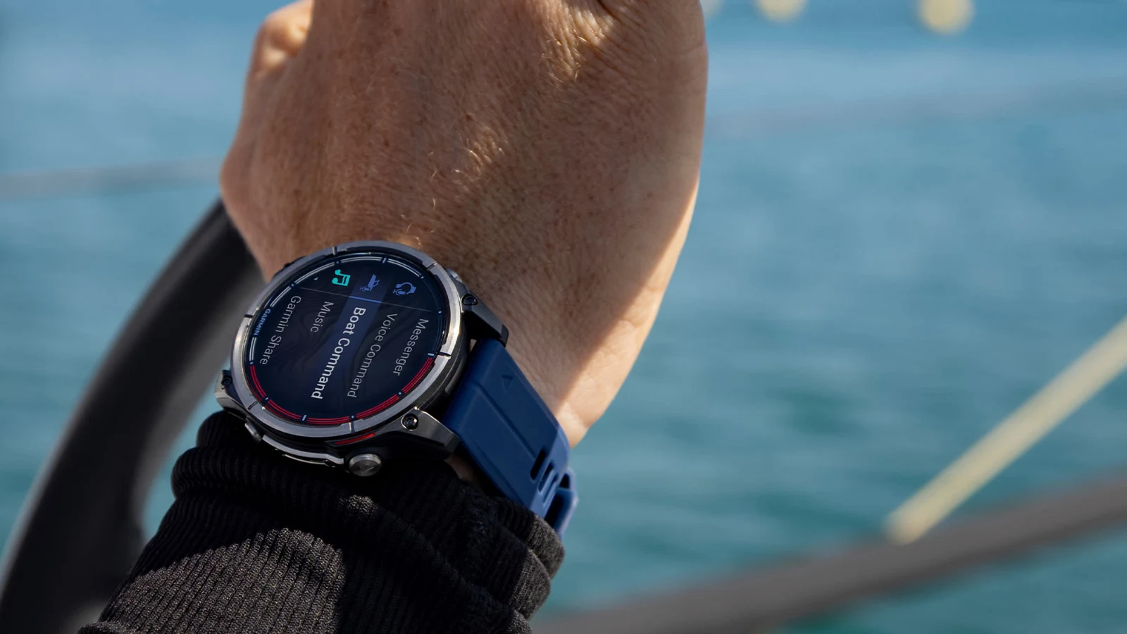Garmin quatix 8 у штурвала