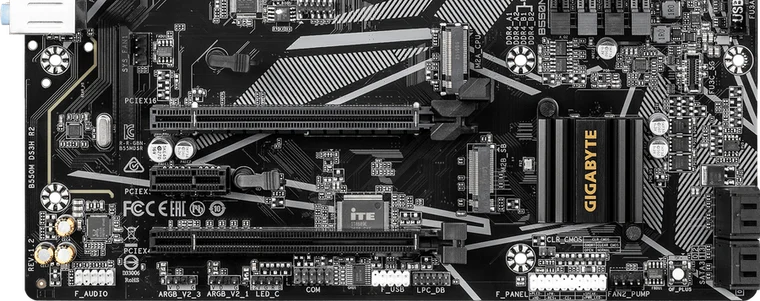 Слоты PCIe и M.2 платы GIGABYTE B550M DS3H R2