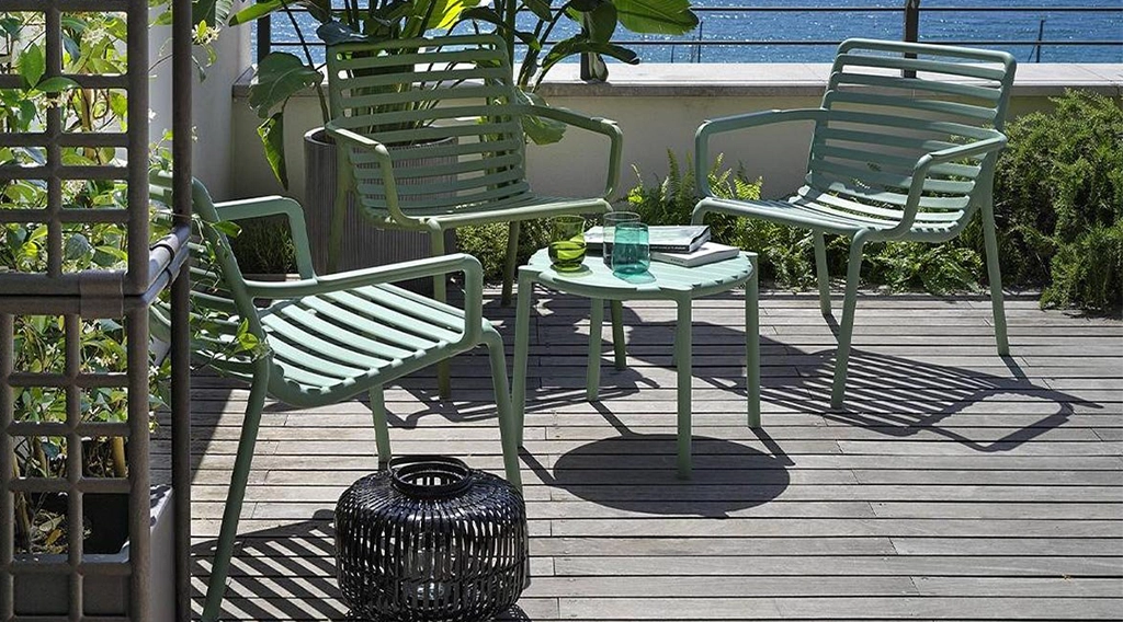 Кресло Nardi Doga Relax в цвете мятный на террасе