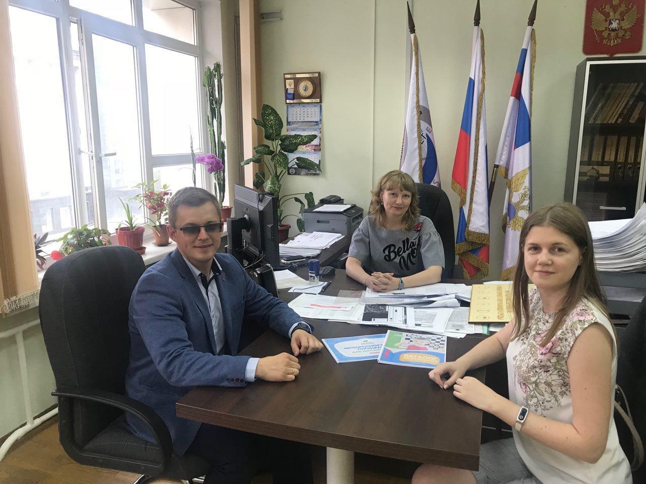 Фёдор Будылдин с руководителем гидрометеоцентра Тюмени