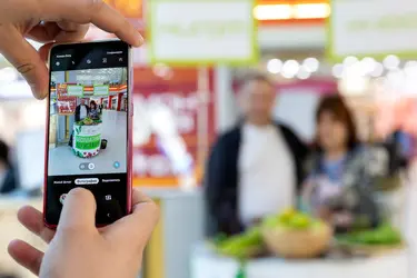 Посетители фотографируются на фоне нашего стенда Посетители фотографируются на фоне нашего стенда