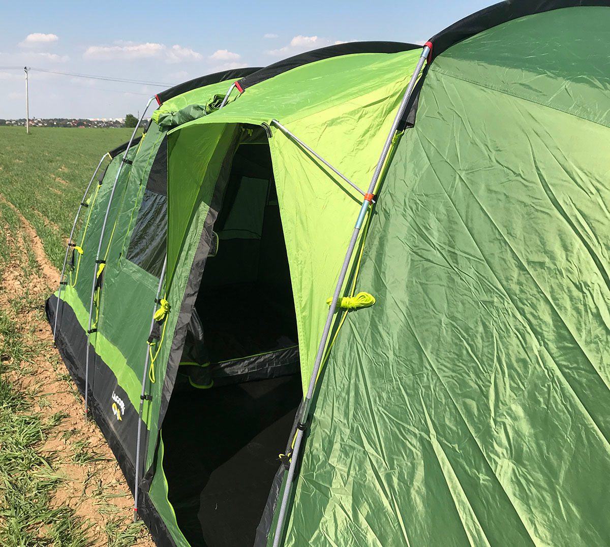 Шестиместная палатка Crusoe Camp Lagoon 6 на поляне