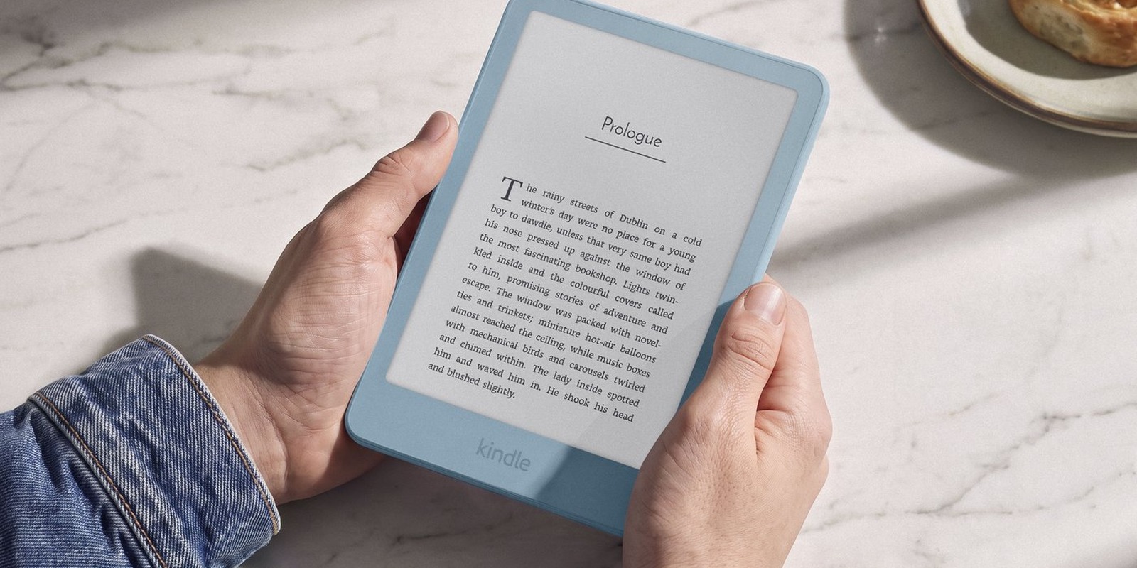 Amazon Kindle Aluminum 2026 Alpine Sky в руках Amazon Kindle Aluminum 2026 Alpine Sky в руках