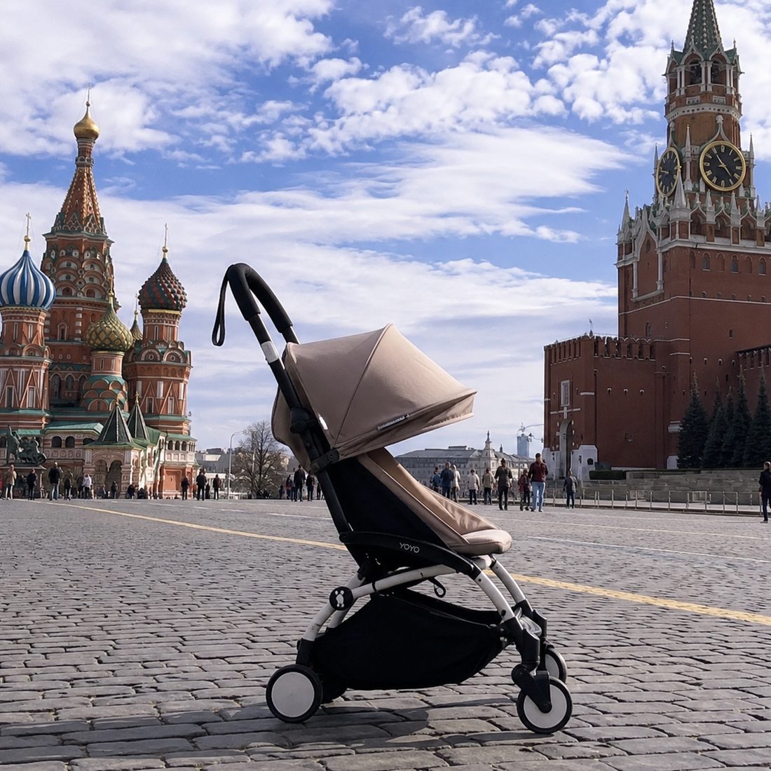 Семья с малышом в коляске на прогулке