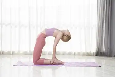 Растяжка спины после занятий спортом на коврике Gapo Alance