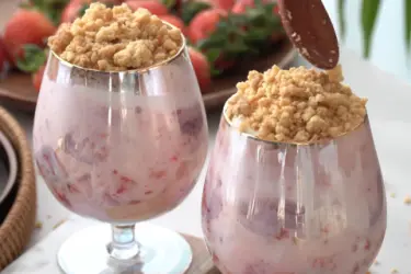 Клубничное мороженое с крошкой домашнее мороженое из клубники