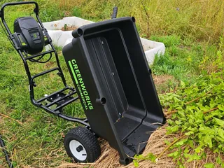 Садовая тележка Greenworks с поднятым кузовом
