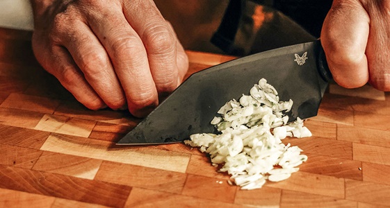 Нарезка лука ножом Benchmade Нарезка лука ножом Benchmade