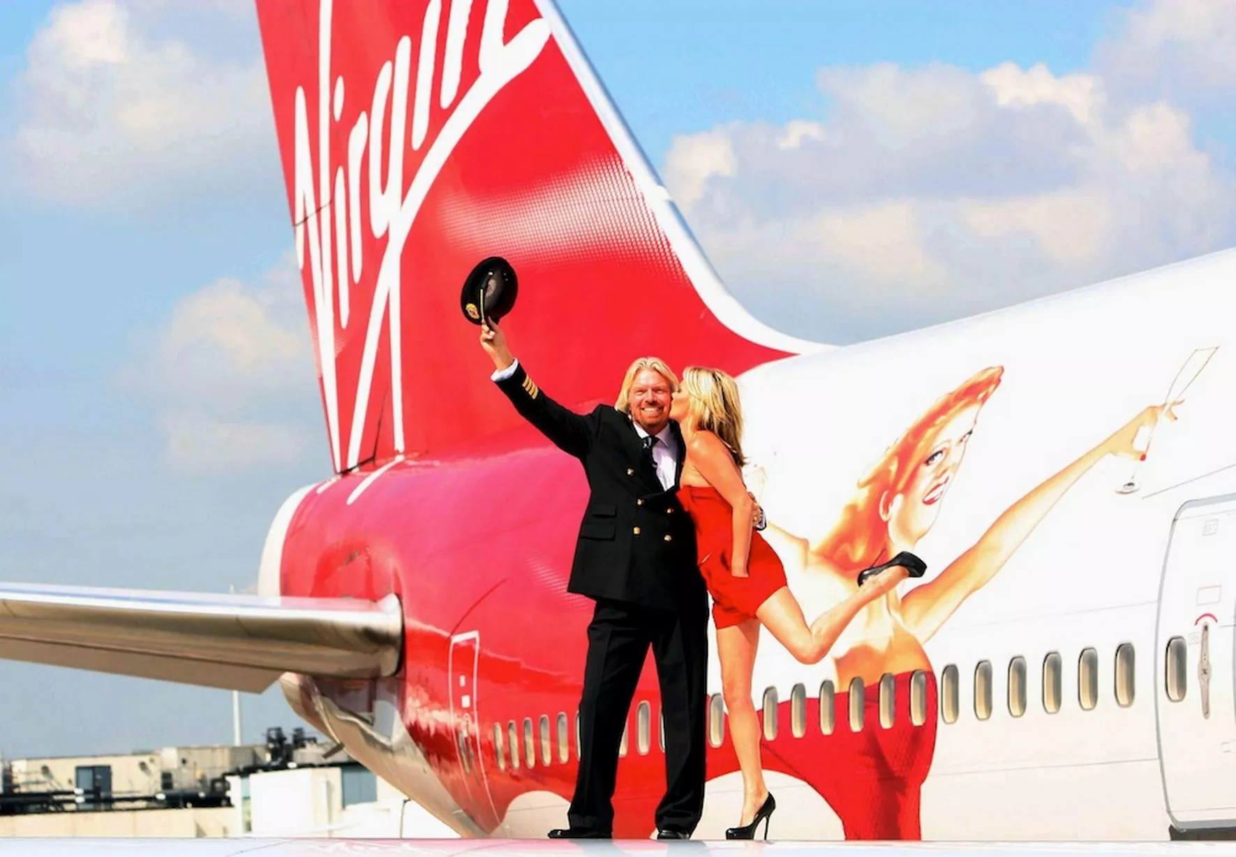 Ричард Брэнсон на фоне самолёта Virgin Ричард Брэнсон на фоне самолёта Virgin.JPG
