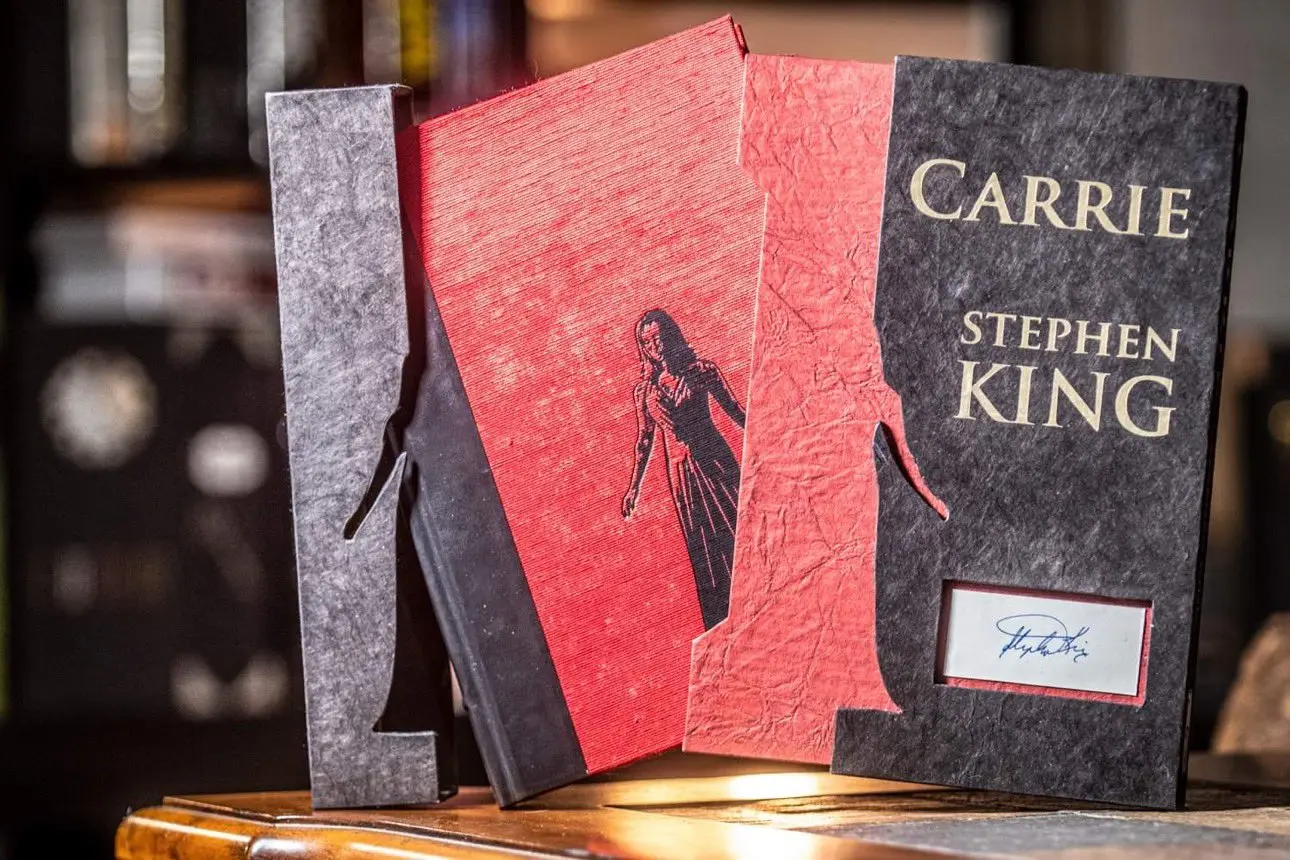 Книга «Кэрри» на столе писателя Книга «Кэрри» на столе писателя.JPG