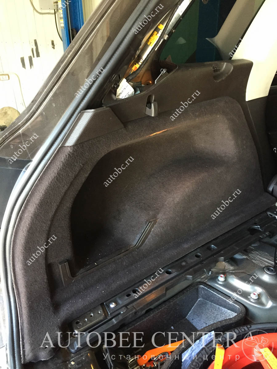 Volkswagen Touareg(сабвуфер Стелс)