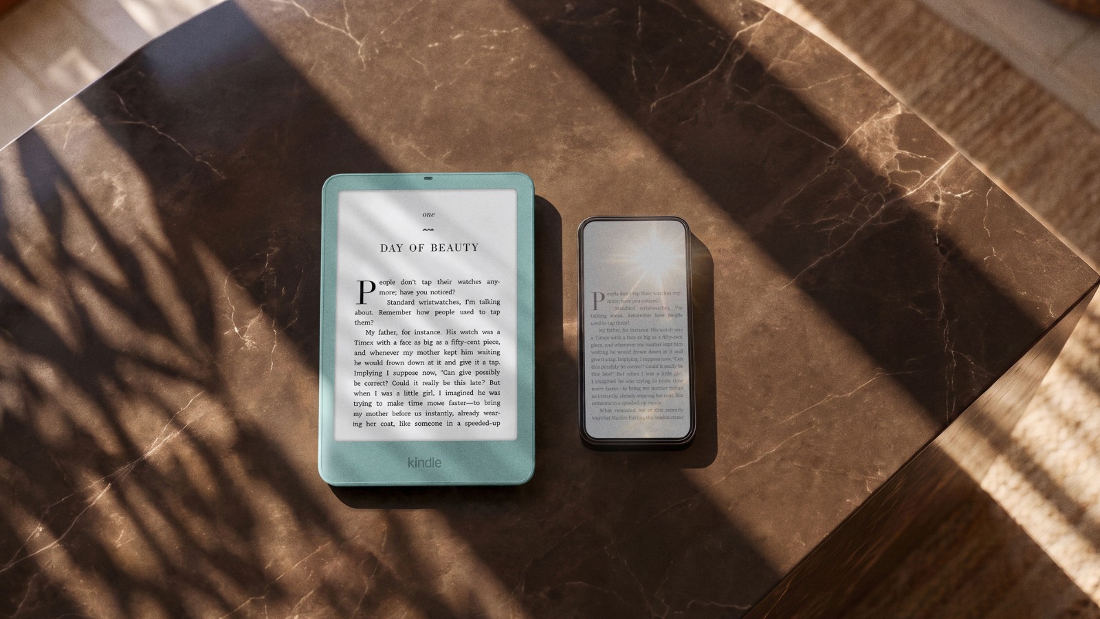 Kindle Aluminum 2026 Seaglass Green рядом со смартфоном Kindle Aluminum 2026 Seaglass Green рядом со смартфоном