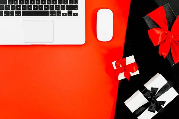 Источник: https://www.pexels.com/photo/macbook-pro-and-gift-boxes-on-red-and-black-background-5624998/