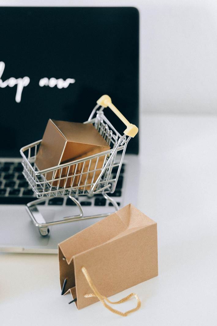 Источник: https://www.pexels.com/photo/a-miniature-shopping-cart-on-macbook-laptop-6214478/