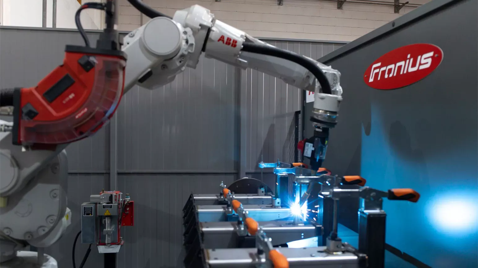 pw-press-vinolas-metall-roboter-169 pw-press-vinolas-metall-roboter-169.webp