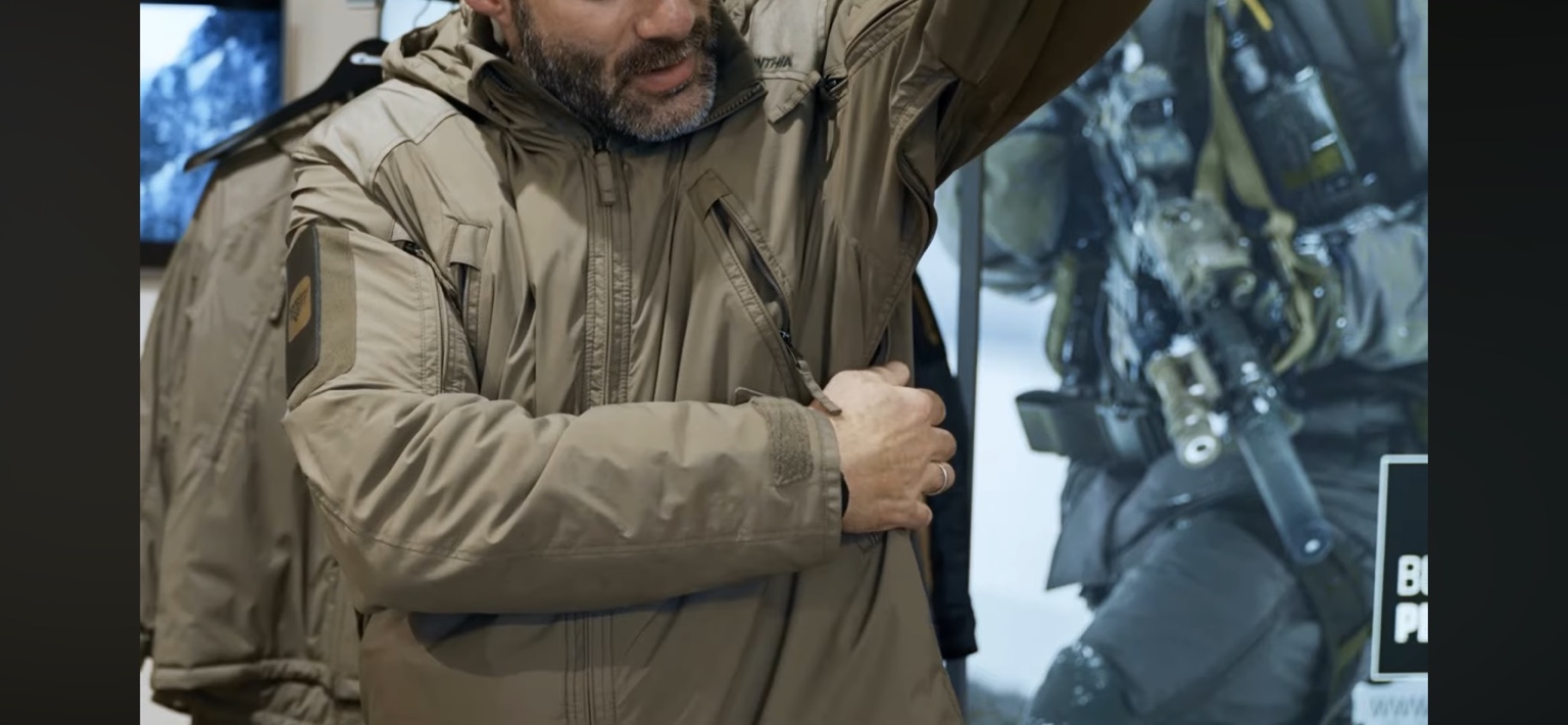 CARINTHIA MIG 5.0 Olive: side access — боковой доступ