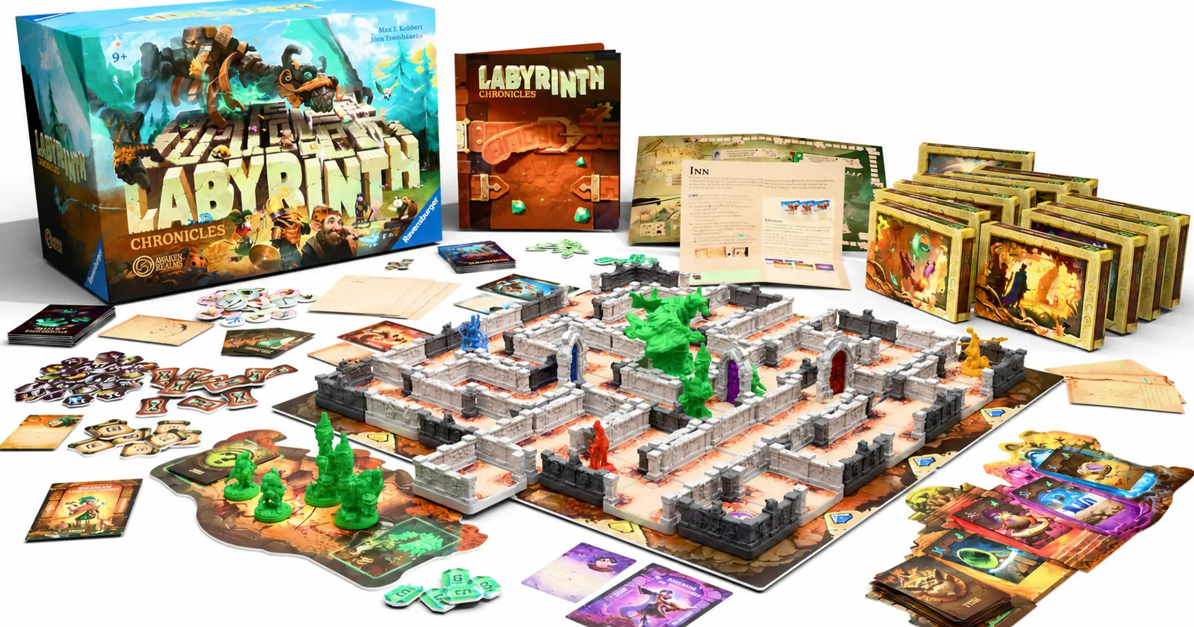 Компоненты Labyrinth Chronicles Core Box: трёхмерный лабиринт, миниатюры, карты, жетоны и секретные коробки
