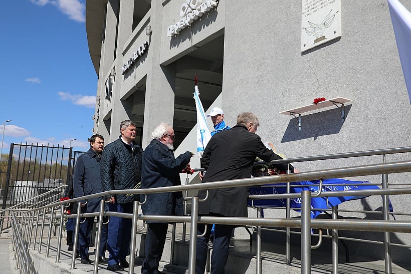 Возложение цветов к мемориальной доске