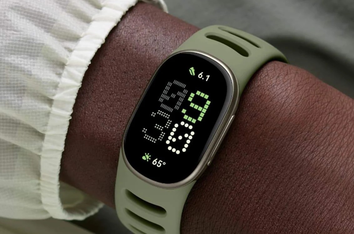 Fitbit Edge 2026 Olive на запястье: дизайн ближе к часам Fitbit Edge 2026 Olive на запястье: дизайн ближе к часам