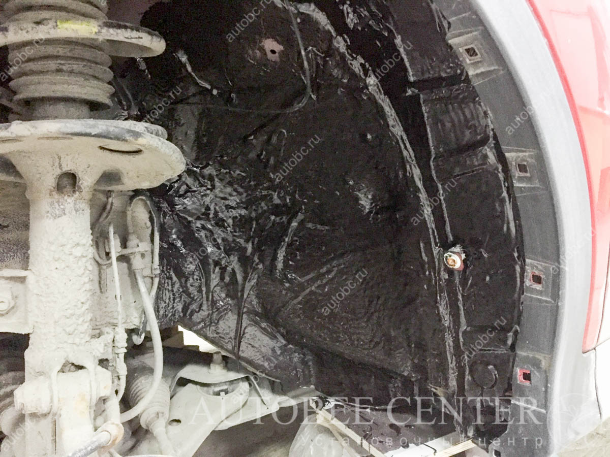 Toyota RAV4 (шумоизоляция передних арок мастикой)