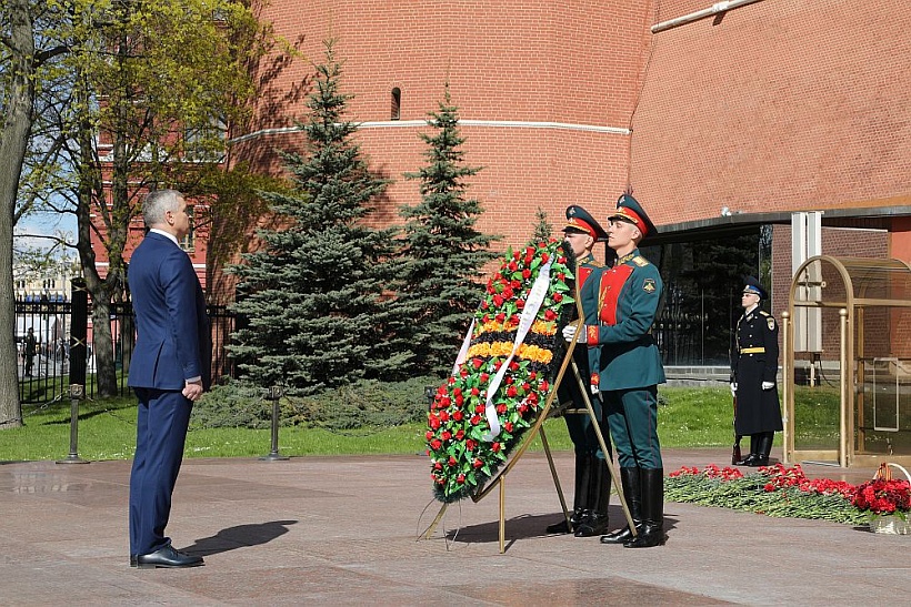 Возложение траурного венка к могиле неизвестного солдата