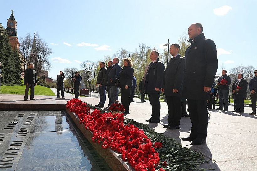Возложение цветов на могилу неизвестного солдата