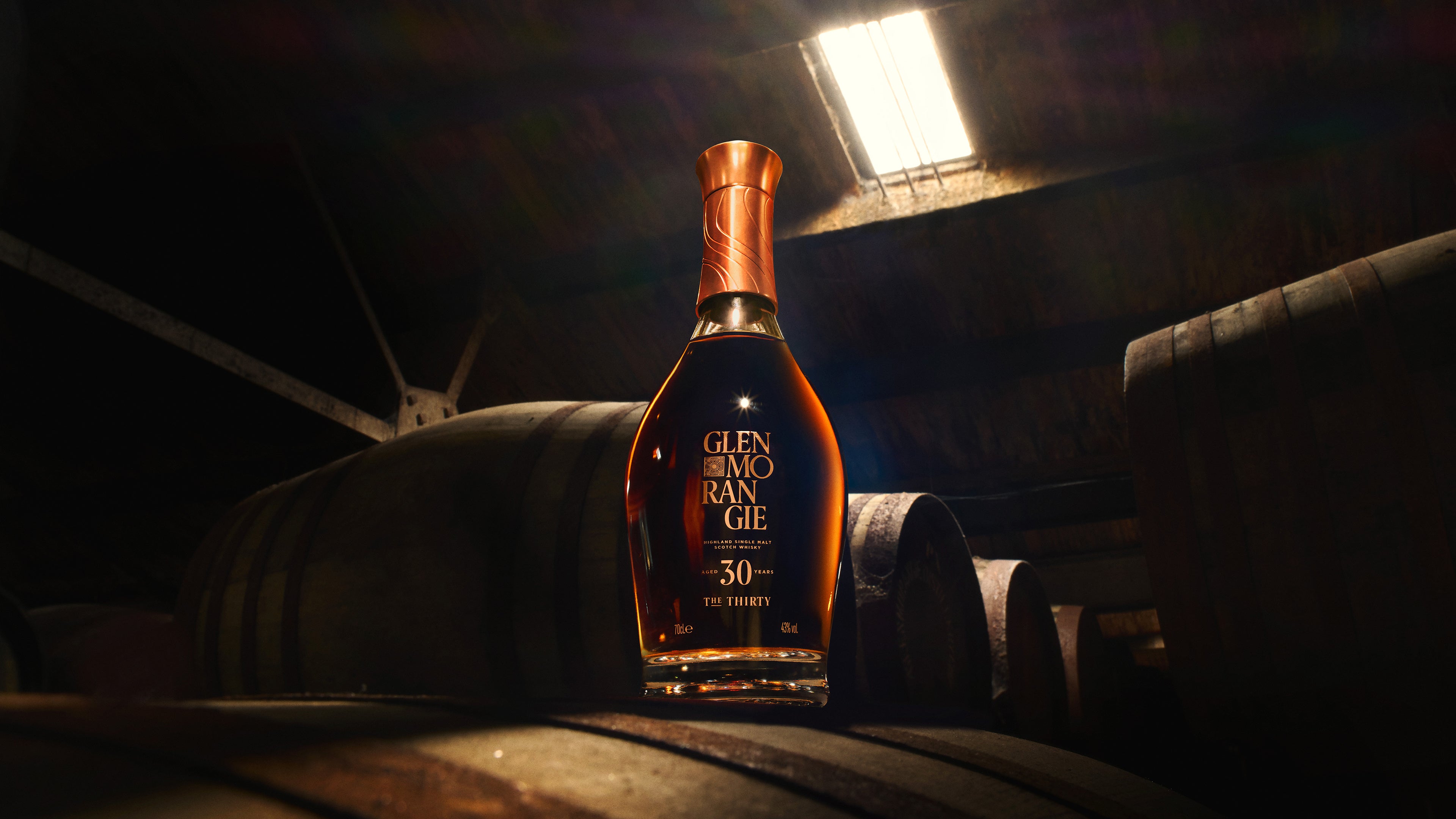 Бутылка 30-летнего Glenmorangie The Thirty в погребе с дубовыми бочками