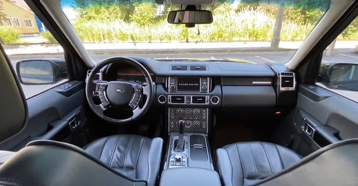 Внутри салона Land Rover кожаные сиденья