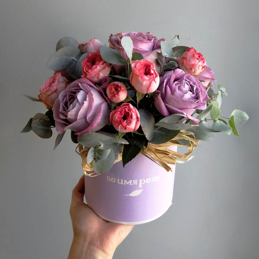 Сорта роз фиолетового оттенка, Lavender Bouquet (Лавандер Букет) , букет из фиолетовых и розовых роз в шляпной коробке.jpg