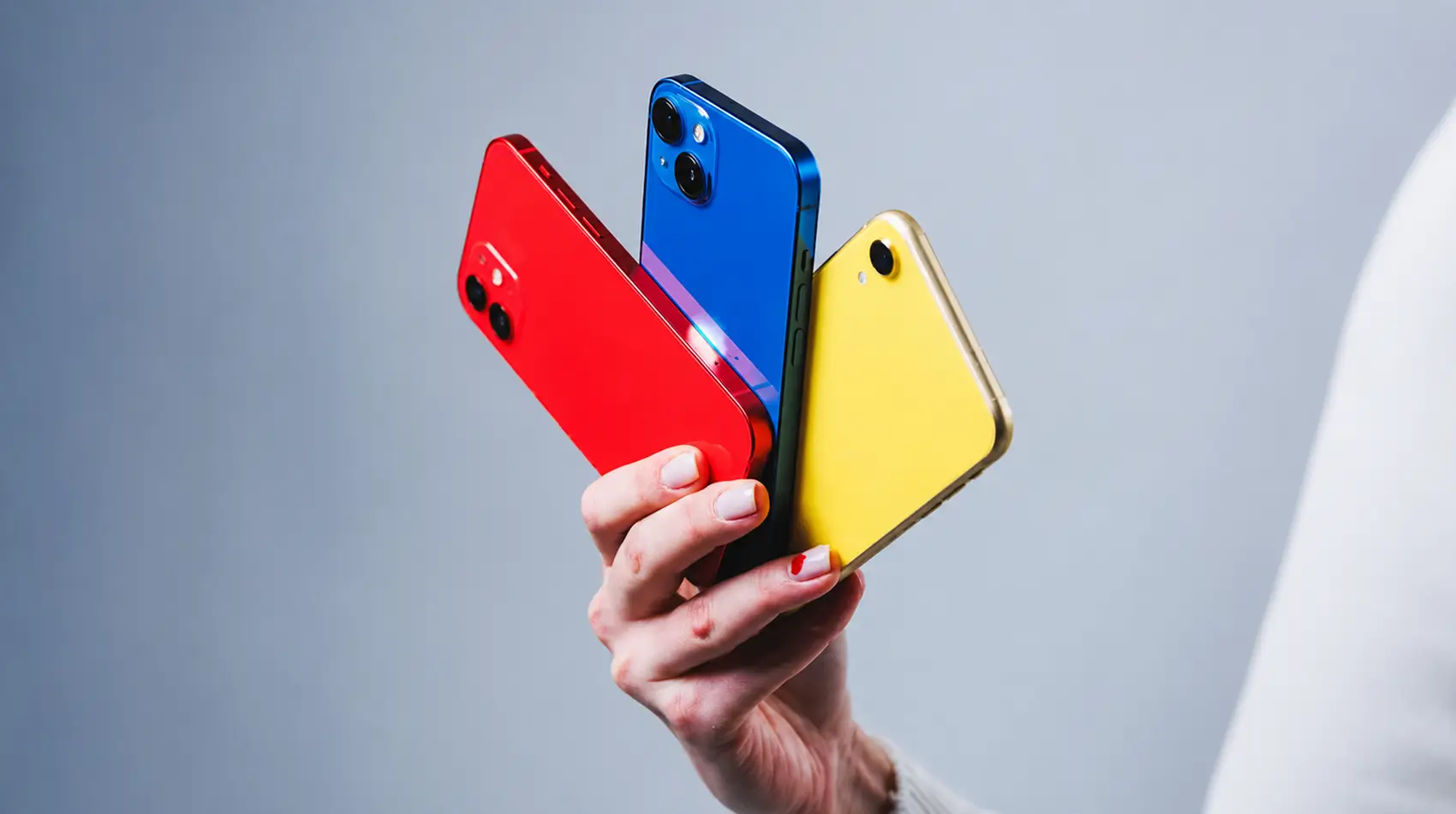 Что значит восстановленный iPhone Покупатель сравнивает новый и восстановленный iPhone перед покупкой