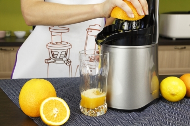 Апельсиновый сок с помощью насадки Hurom Citrus Squeezer на соковыжималке Hurom Alpha Plus H-AA Апельсиновый сок с помощью насадки Hurom Citrus Squeezer на соковыжималке Hurom Alpha Plus H-AA