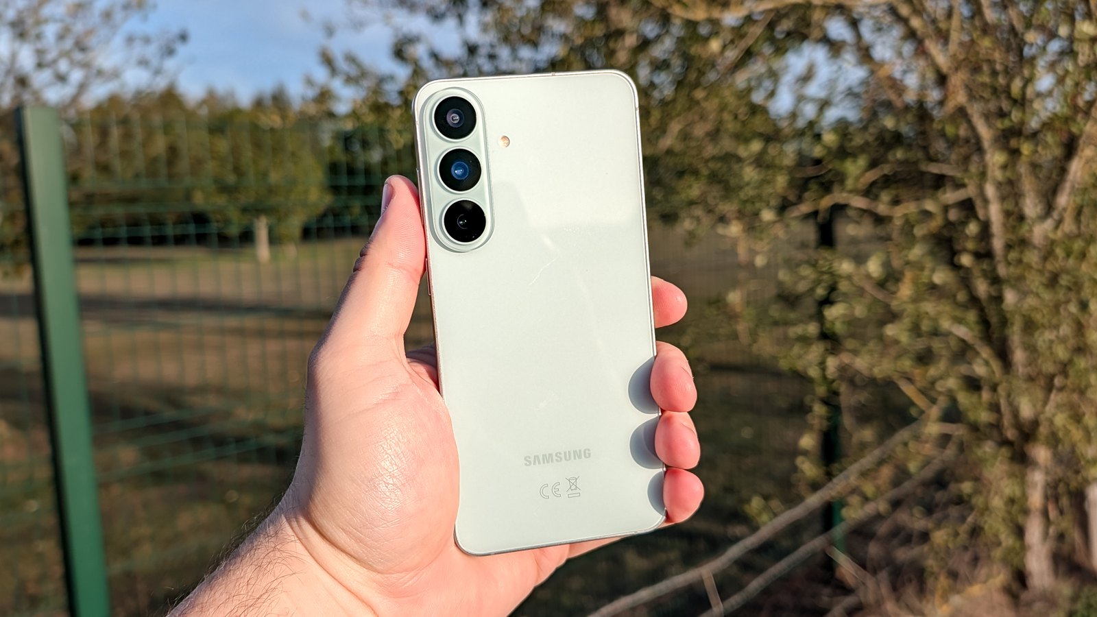 Samsung Galaxy S26 FE в цвете Pistachio