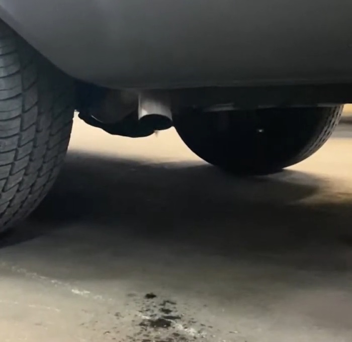 грязь из выхлопной трубы автомобиля