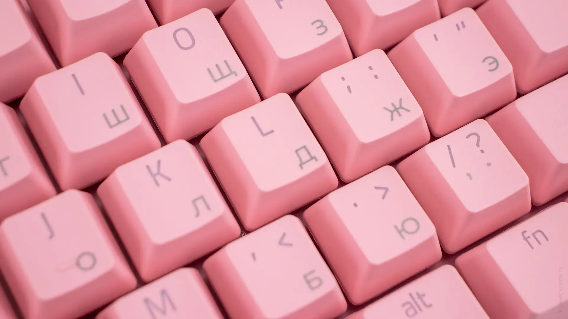 Топ-принт гравировка кириллицы на Razer BlackWidow V3 Pink